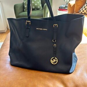 Large Michael Kors tote - perfect for travel or work!